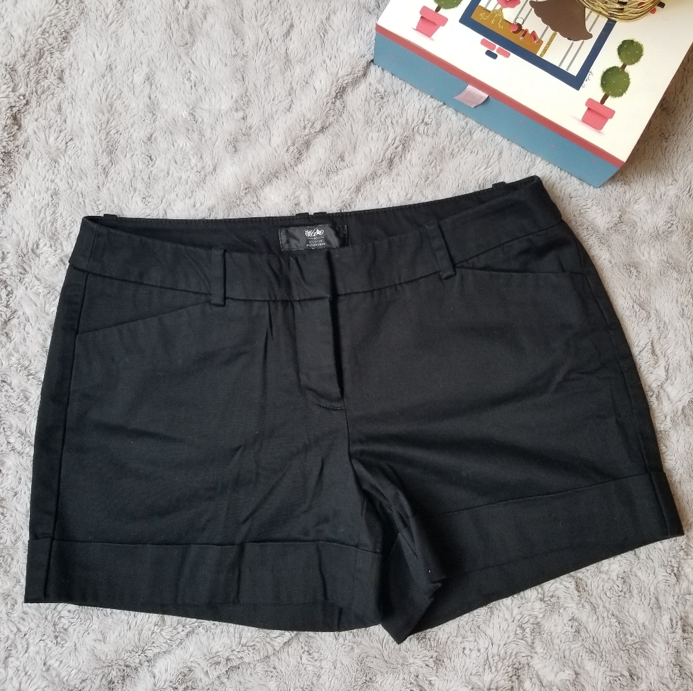Mossimo Flat Front black short Size 6 Fit 3.